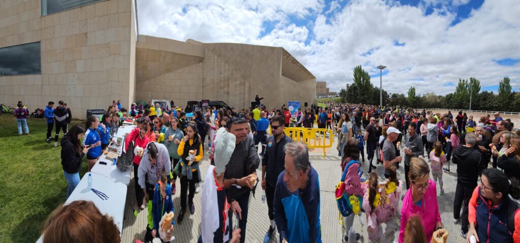 Fin de la marcha, barbacoa, bebidas y venta de pulseras