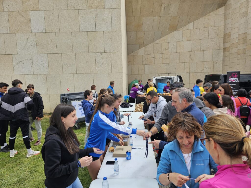 Barbacoa, venta de camisetas y huchas